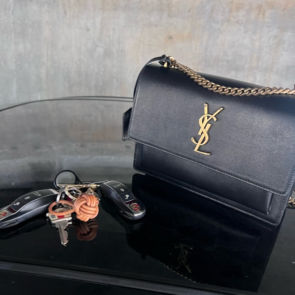 YSL Saint Laurent
Sunset Medium Shoulder Bag Gold Hardware - Picture 4 of 5